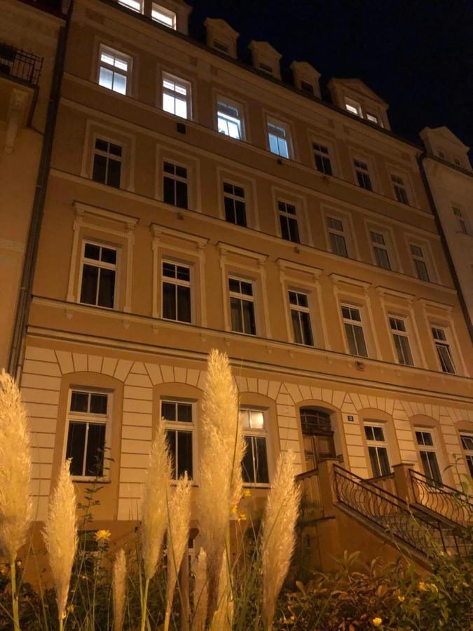 Byt S Krasnou Vyhlidkou Na Hotel Imperial การ์โลวีวารี ภายนอก รูปภาพ